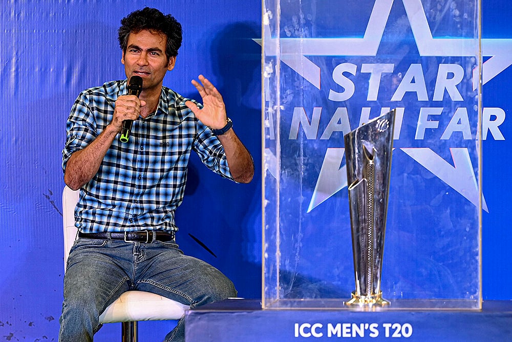 Mohammad Kaif with T20 World Cup trophy