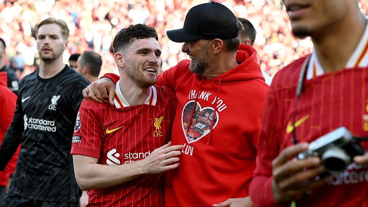 Andy Robertson and Jurgen Klopp embrace.