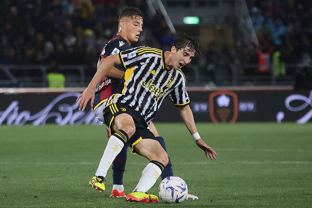 Kacper Urbanski and Fabio Miretti duels for the ball