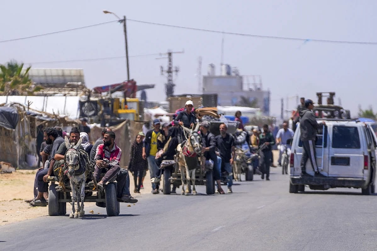 AP : Displaced Palestinians arriving in central Gaza after fleeing Rafah.