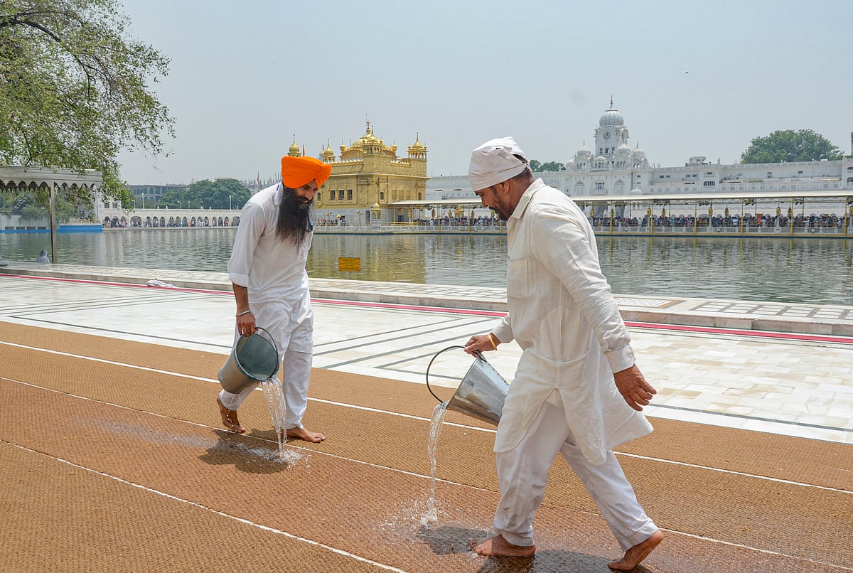 Heatwave: Hot day at Golden Temple