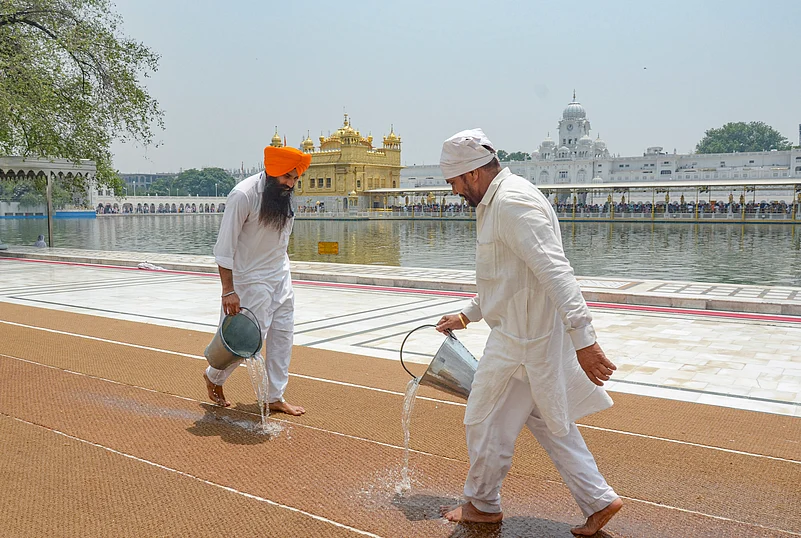 Heatwave: Hot day at Golden Temple