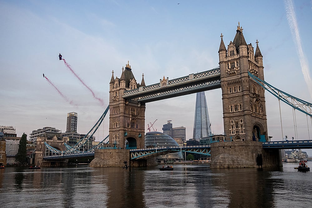 Skydivers Fly Through Londons Tower Bridge_photo_3