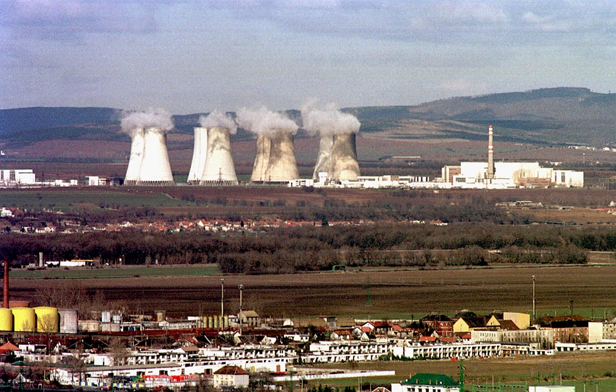 AP/Representative  : The nuclear power plant of Jaslovske Bohunice is pictured, in Bohunice, western Slovakia, March 22, 2000. 