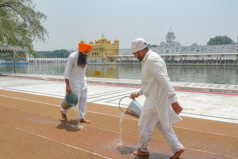 Hot summer day at the Golden Temple
