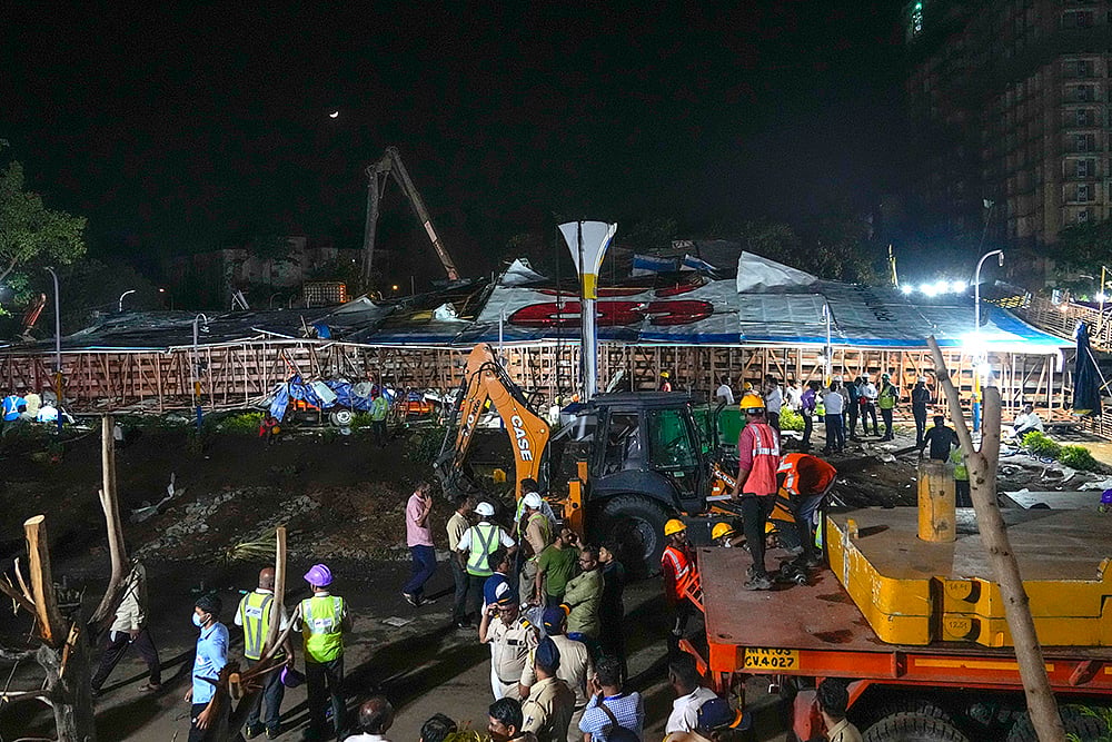 Mumbai rain hoarding collapse_photo_6
