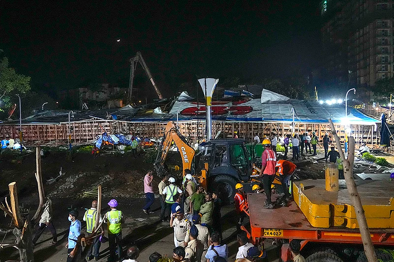 Mumbai rain hoarding collapse_photo_6