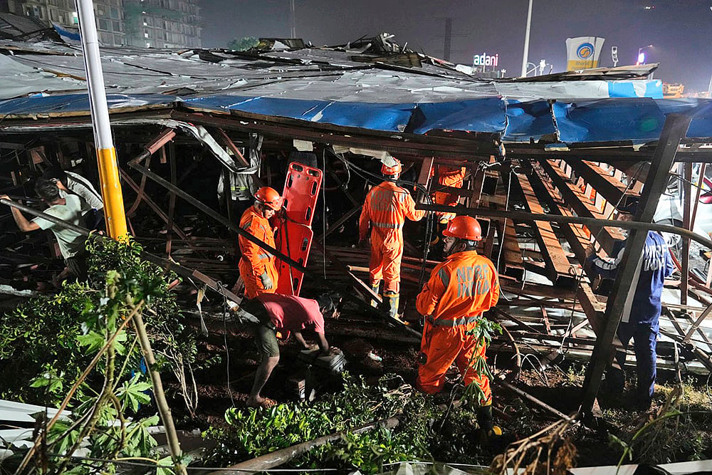 Mumbai rain hoarding collapse_photo_11
