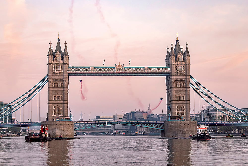 Skydivers Fly Through Londons Tower Bridge_photo_4
