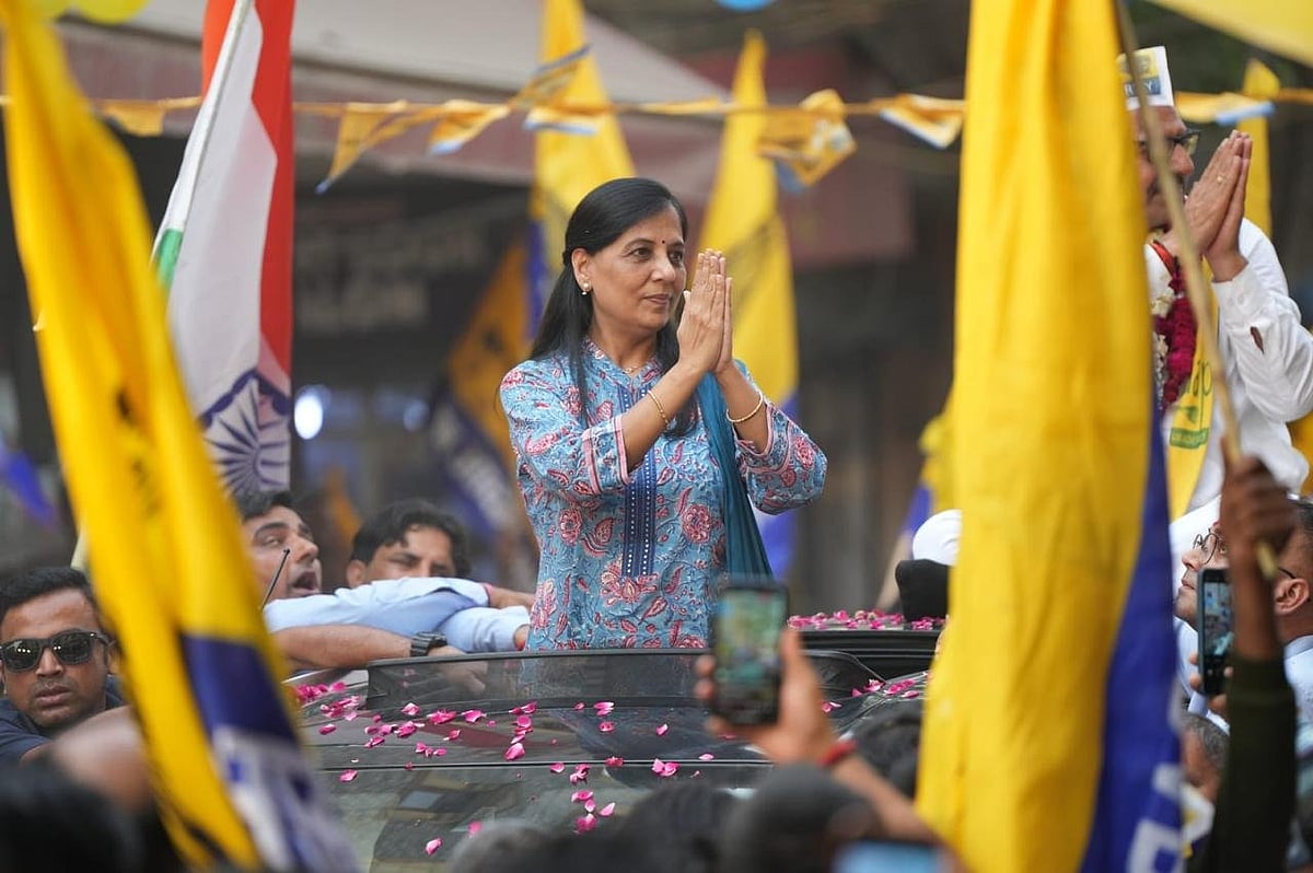 X/@AamAadmiParty : Sunita Kejriwal hold her third roadshow in the national capital