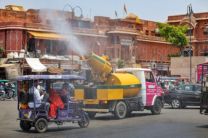 Heatwave: Sprays water mist during a hot day