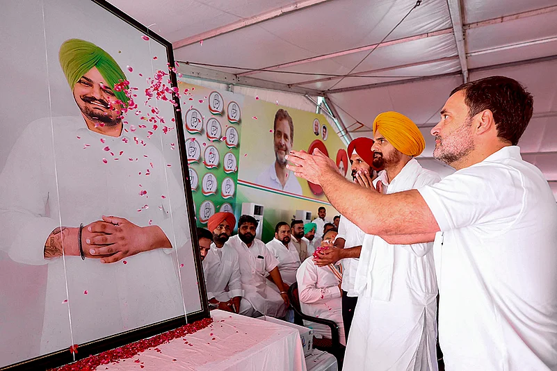 Rahul Gandhi pays tribute to Sidhu Moosewala