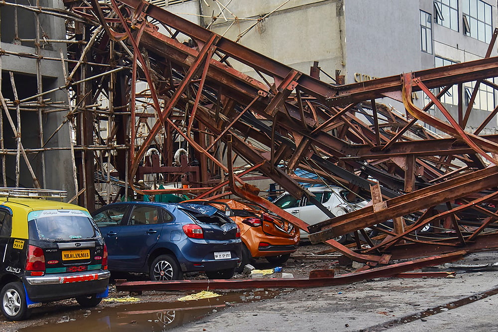 Mumbai rain hoarding collapse_photo_3