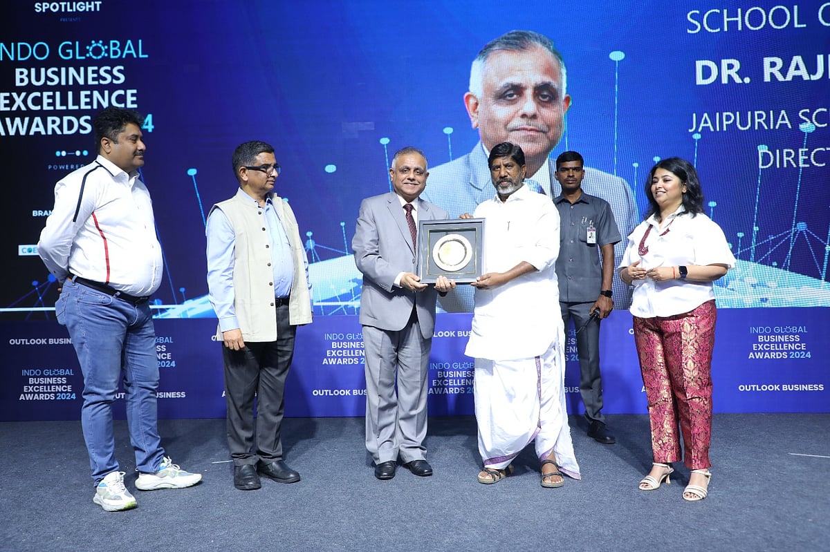 Dr. Rajiv R Thakur receiving the award.