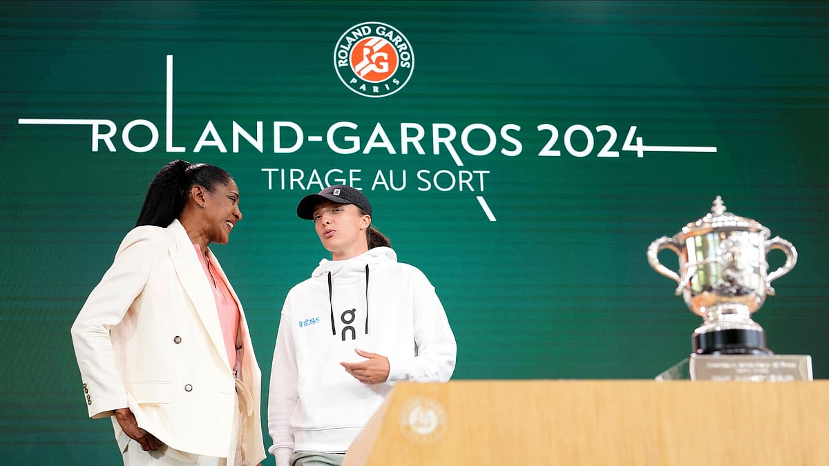 AP Photo/Thibault Camus : Former French athletic champion Marie-Jose Perec, left, talks with titleholder Poland's Iga Swiatek during the draw for the French Tennis Open at the Roland Garros stadium.