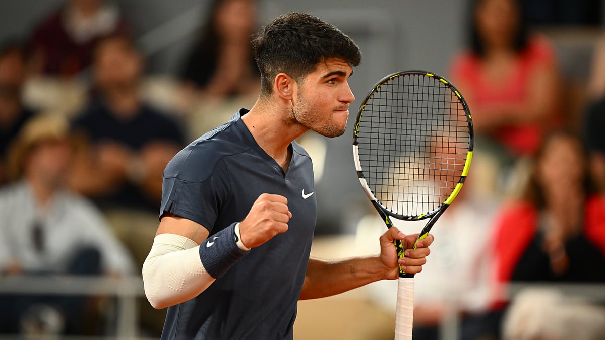 Carlos Alcaraz, with his right arm strapped up, eased to victory on Sunday in Paris.