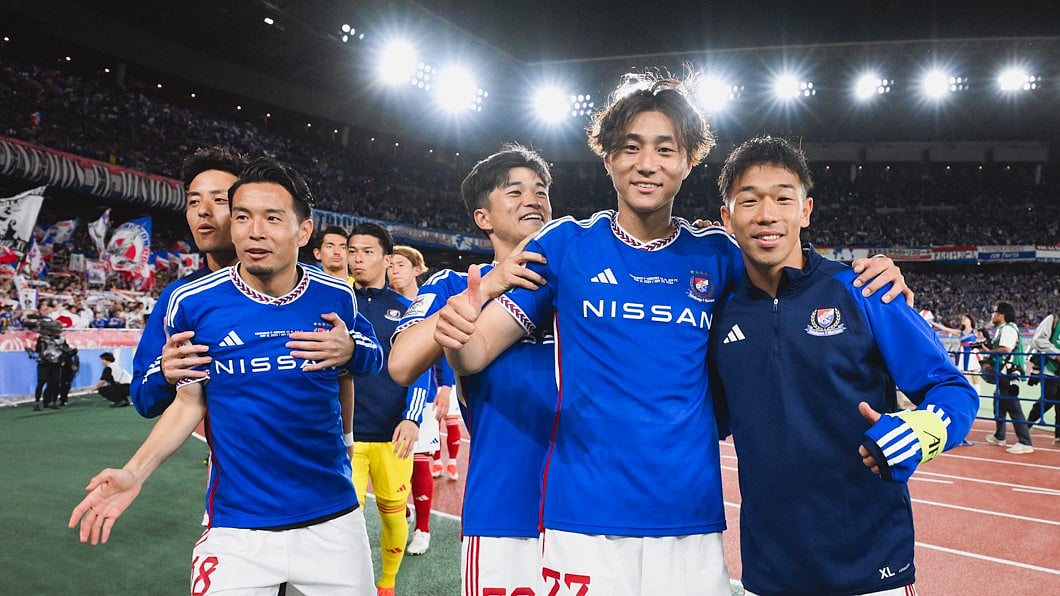 Yokohama players celebrate after win - X/@prompt_fmarinos