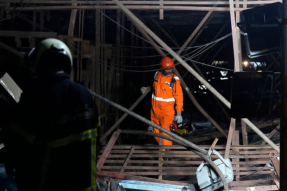 Mumbai rain hoarding collapse_photo_5