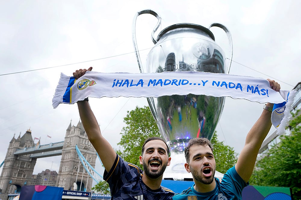 Football Fans at Wembley Stadium photo_7