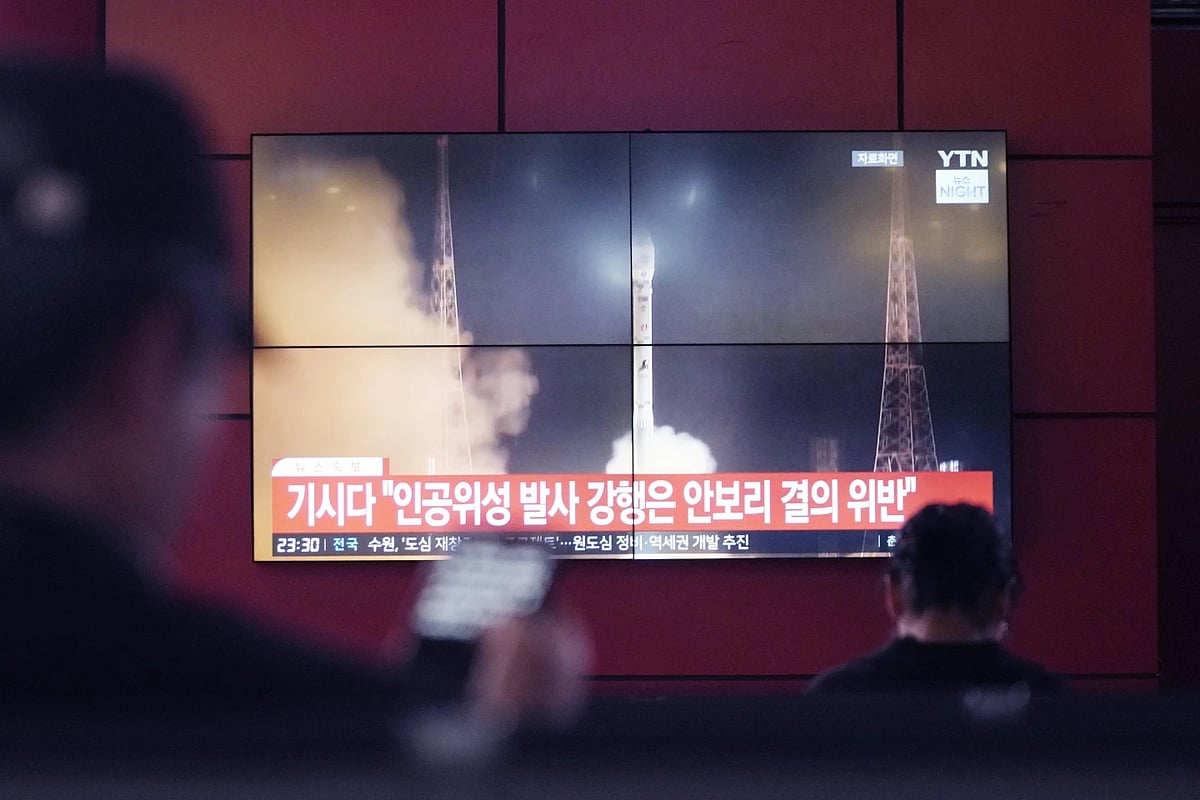 AP : TV screen shows north korea's rocket launch at a bus terminal |
