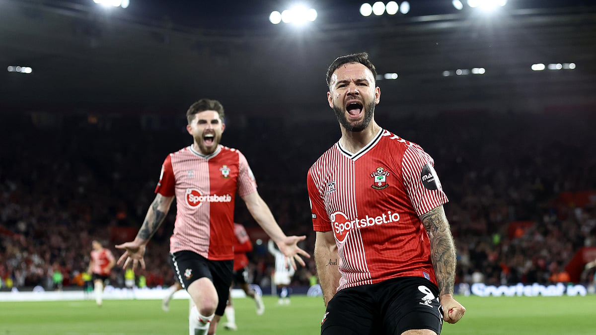 Adam Armstrong (r) celebrates sending Southampton to Wembley