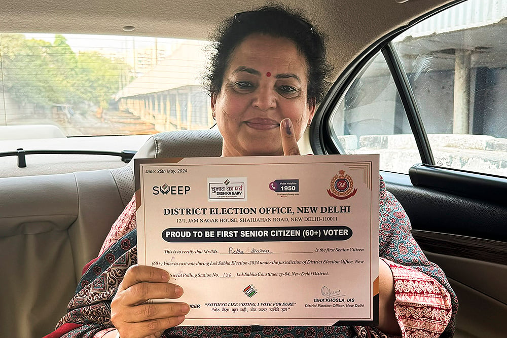 Rekha Sharma casts vote in Delhi