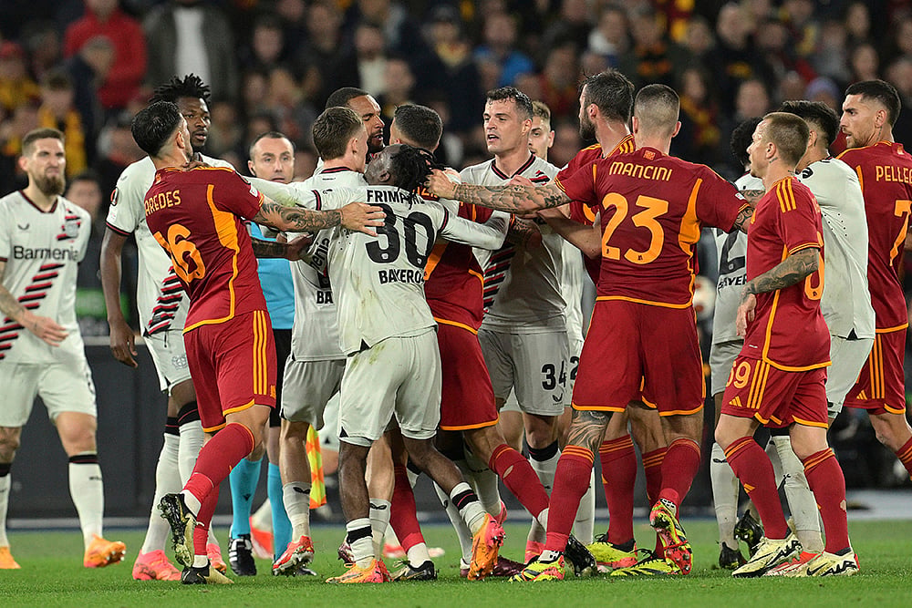Leverkusen and Roma players scuffle
