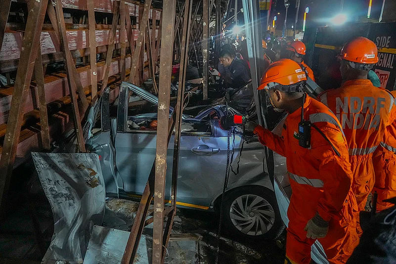 Mumbai rain hoarding collapse_photo_8