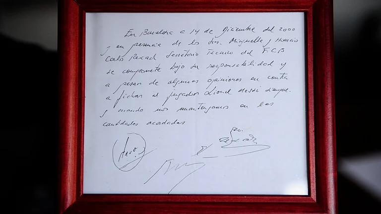 An agreement in principle to sign the-then-13-year-old Messi was written on the napkin almost 25 years ago at a Barcelona tennis club. - Photo: X/ @TheEuropeanLad