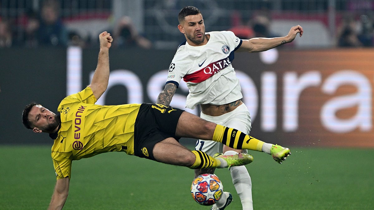AP : Dortmund's Niclas Fullkrug and Paris Saint-Germain's Lucas Hernandez engage in a battle for the ball.