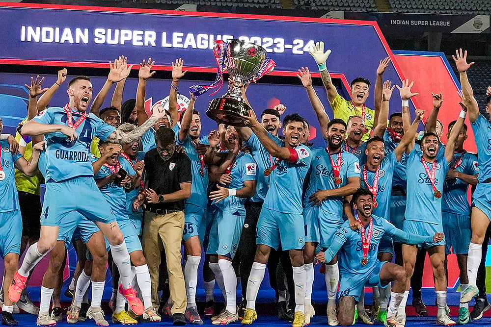 Mumbai City FC players with ISL trophy 