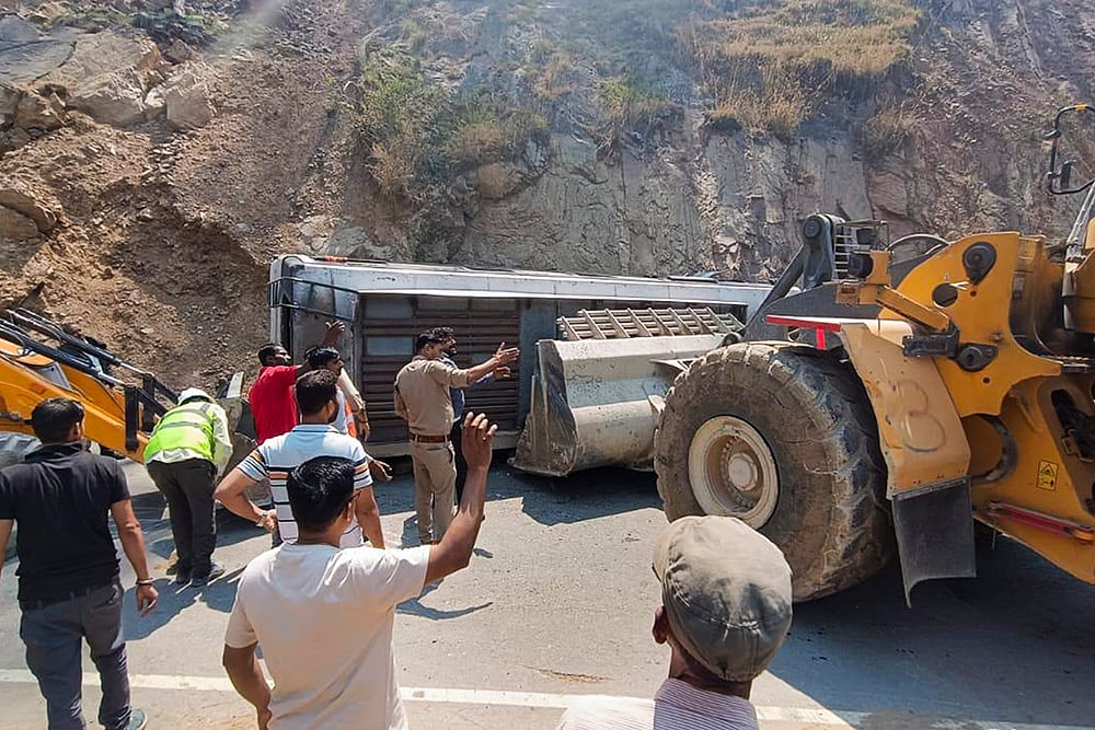 bus accident in Yamunotri 