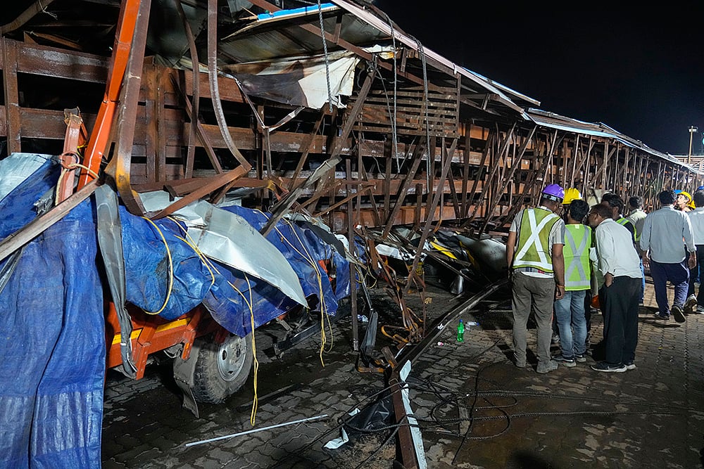 Mumbai rain hoarding collapse_photo_7