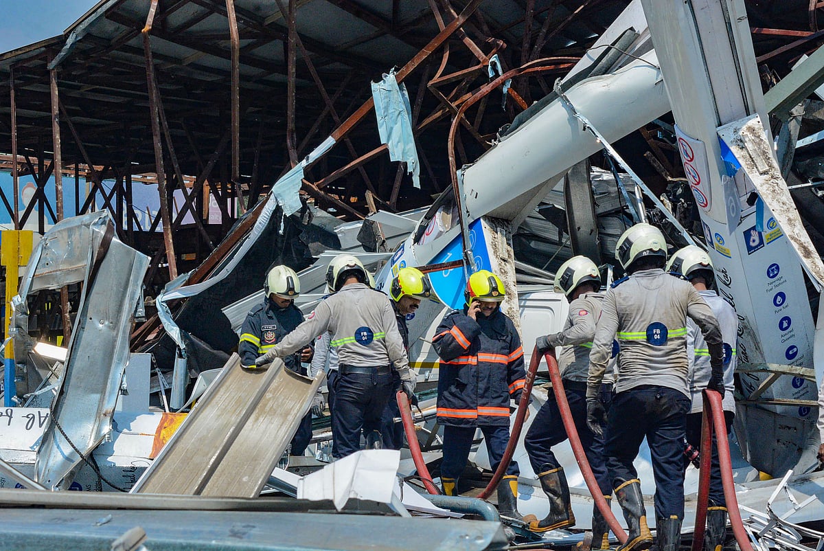 PTI : Make Sure There Are No Unfavourable Situations Associated With Hoarding Collapse, Says SC To Railways And Mumbai Civic Body
