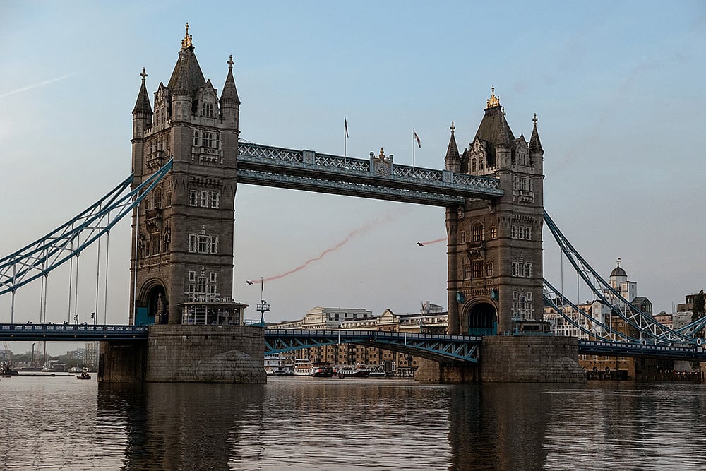 Skydivers Fly Through Londons Tower Bridge_photo_5