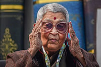 Getty Images : Indian literary theorist and critic Gayatri Chakravorty Spivak adjusts her glasses, during her talk with Indian author Lakshmi Subramanian, titled as ''Spivak Moving'', on the first day of Tata Steel Kolkata Literary Meet 2023, at Victoria Memorial Hall in Kolkata on January 21, 2023.