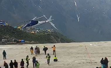 X/@DixitGujarat : Helicopter carrying 6 pilgrims makes emergency landing in Kedarnath |