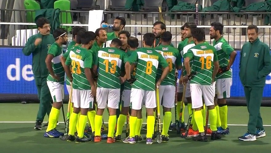 Pakistan national hockey team with coaches during the match. - Photo: X/ @thedragflick