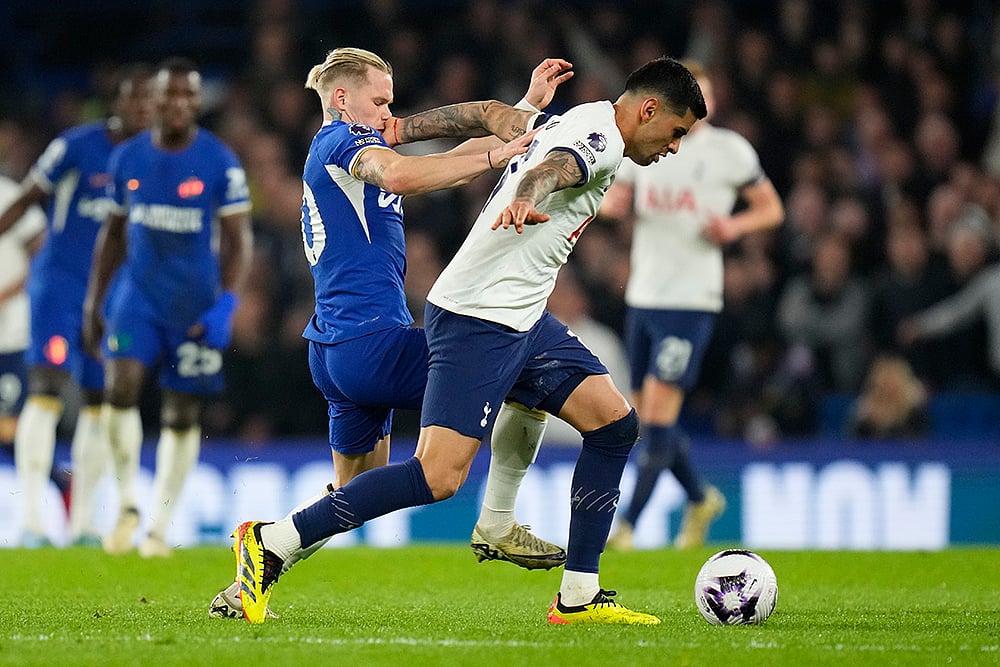Tottenhams Romero challenged by Chelseas Mudryk