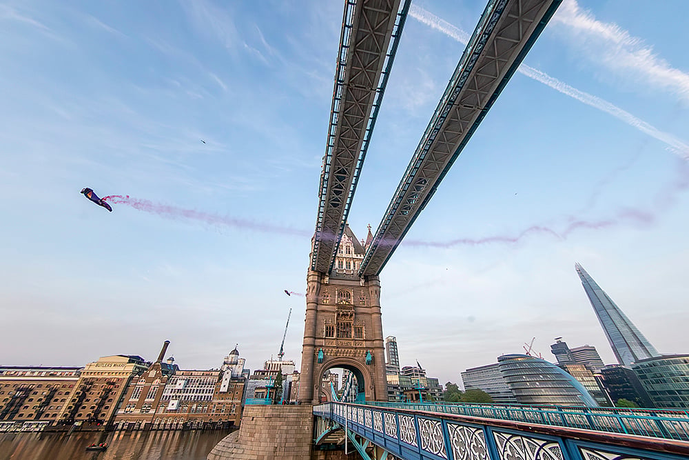 Skydivers Fly Through Londons Tower Bridge_photo_2