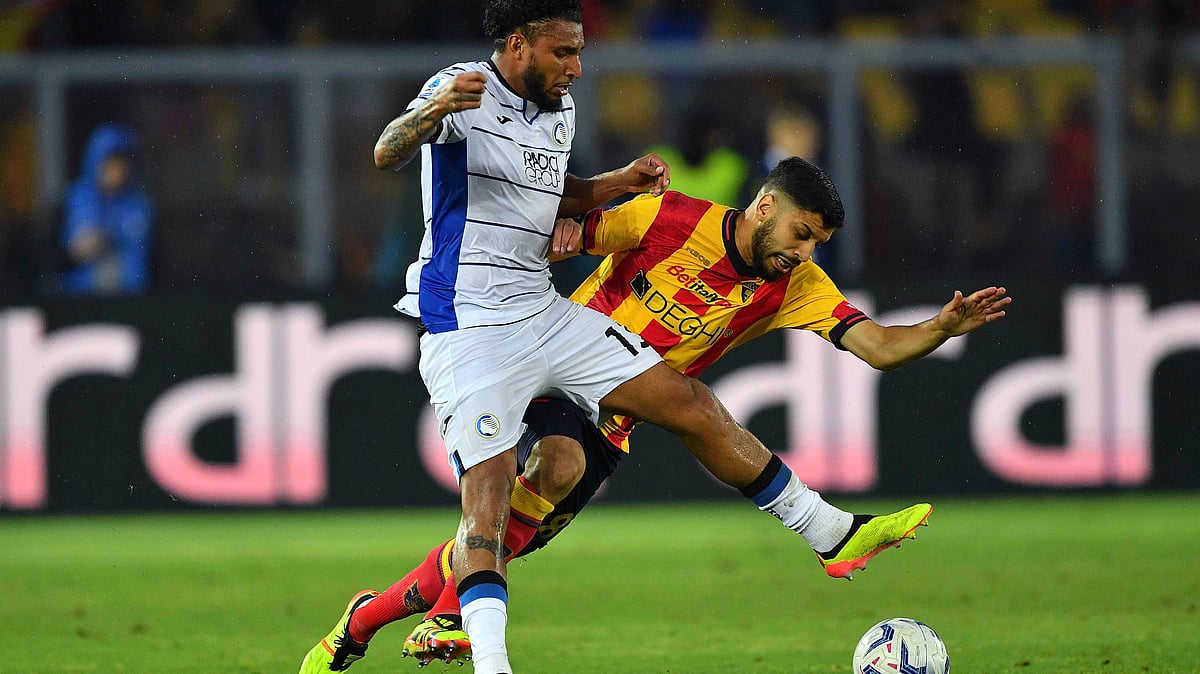 Lecce's Hamza Rafia, right, and Atalanta's Jose' Dos Santos Ederson battle for the ball during the Serie A soccer match between US Lecce and Atalanta BC. - AP