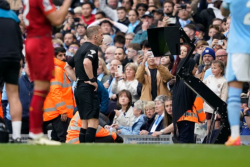 Referee checks VAR
