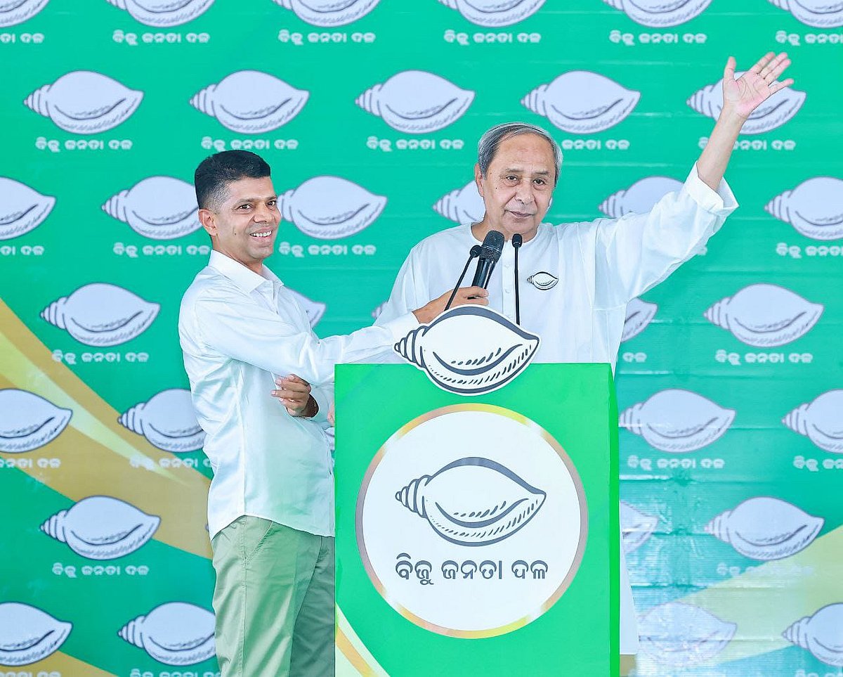 X/@Naveen_Odisha : Odisha CM Naveen Patnaik and BJD leader VK Pandian (L).