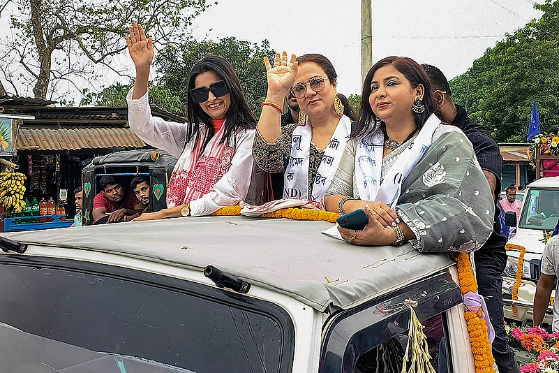 LS polls: Actor Mandakini campaigns