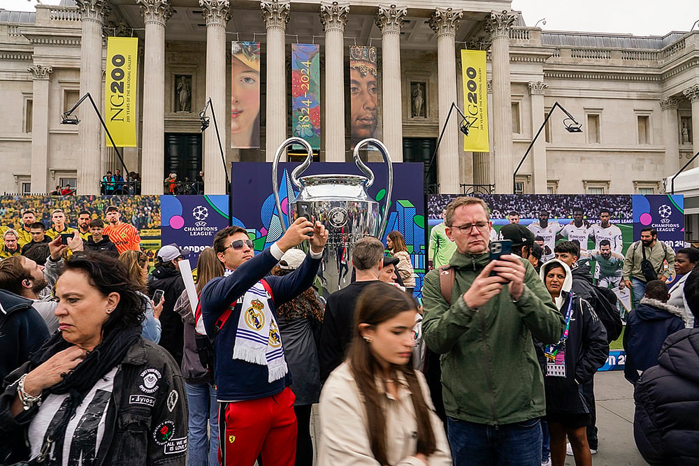Football Fans at Wembley Stadium photo_4