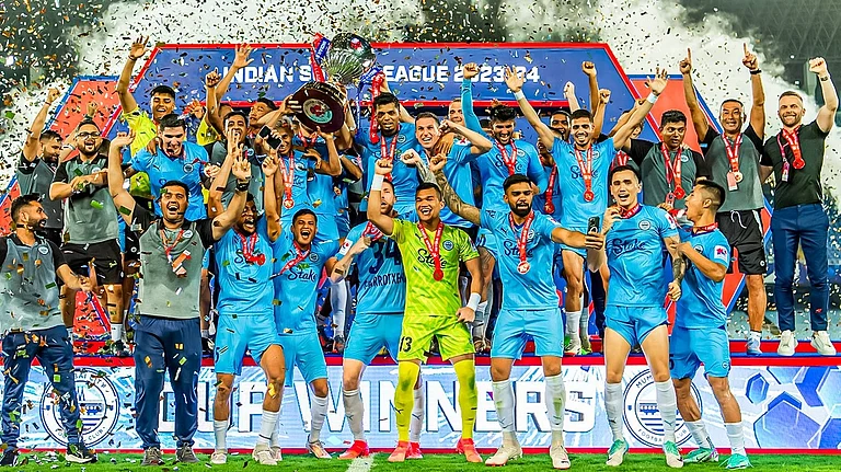 Mumbai City FC players with the trophy - X/@IndSuperLeague