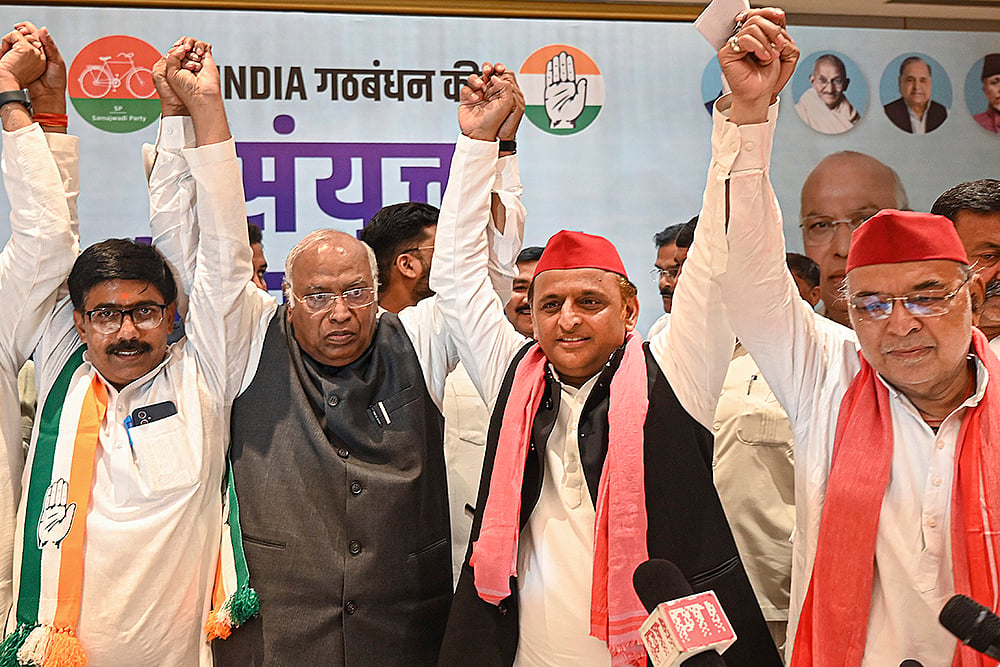Mallikarjun Kharge and Akhilesh Yadav 