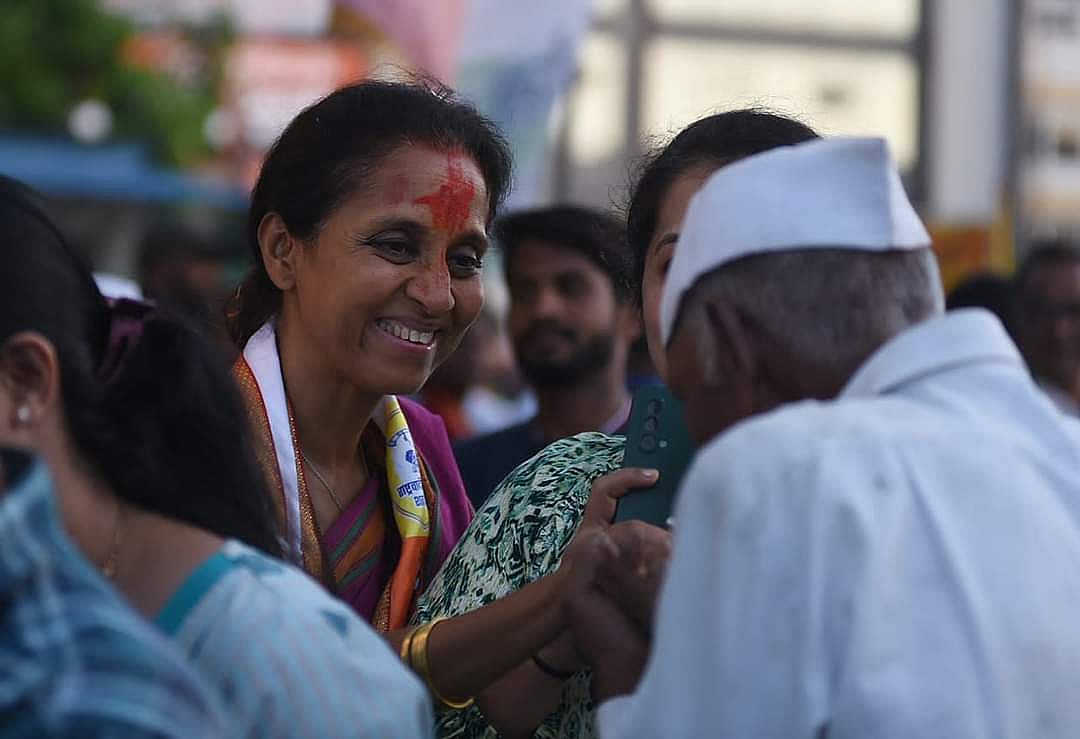 Photo via Team Supriya Sule : Supriya Sule visits areas facing waterlogging in Pune