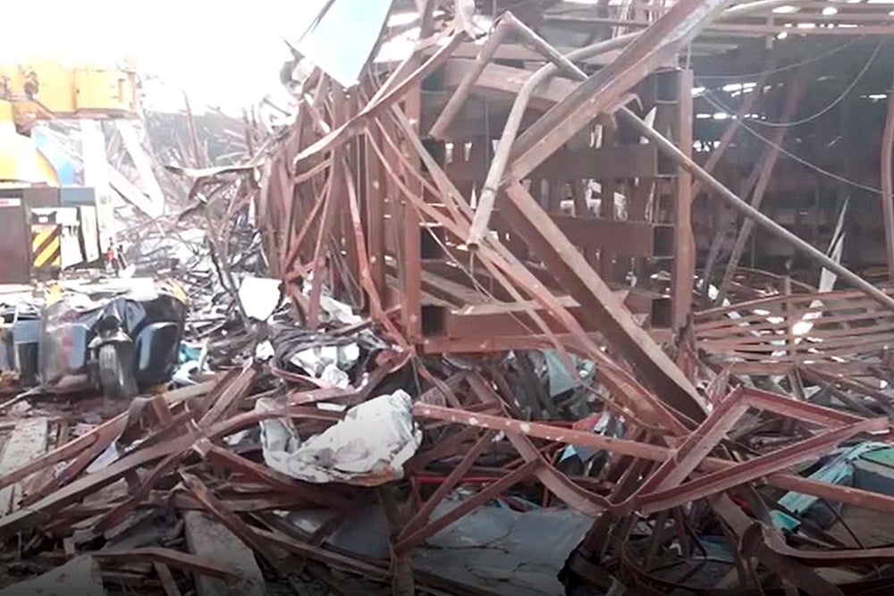 Mumbai rain hoarding collapse_photo_2
