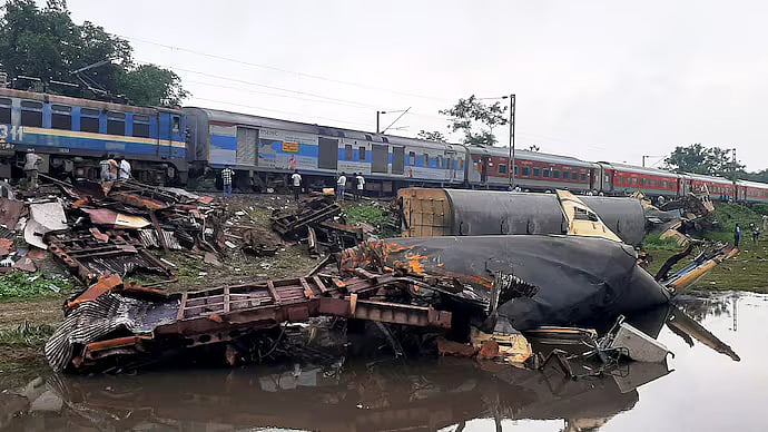 PTI : Sealdah-bound Kanchanjungha Express derailed | 